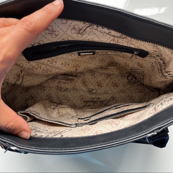 Guess purse - Picture 7 of 9